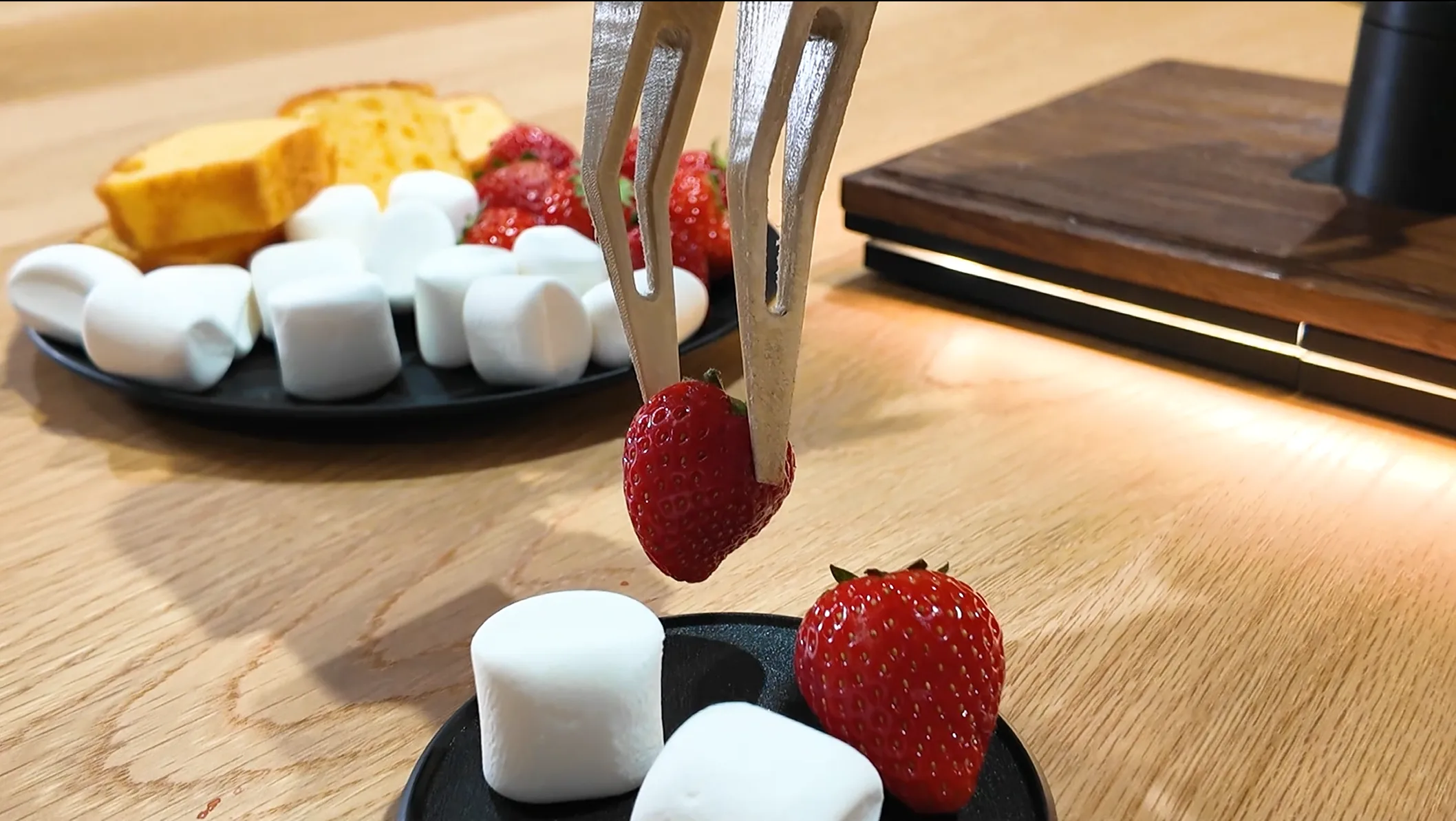LCPグリッパーによる食品把持デモ